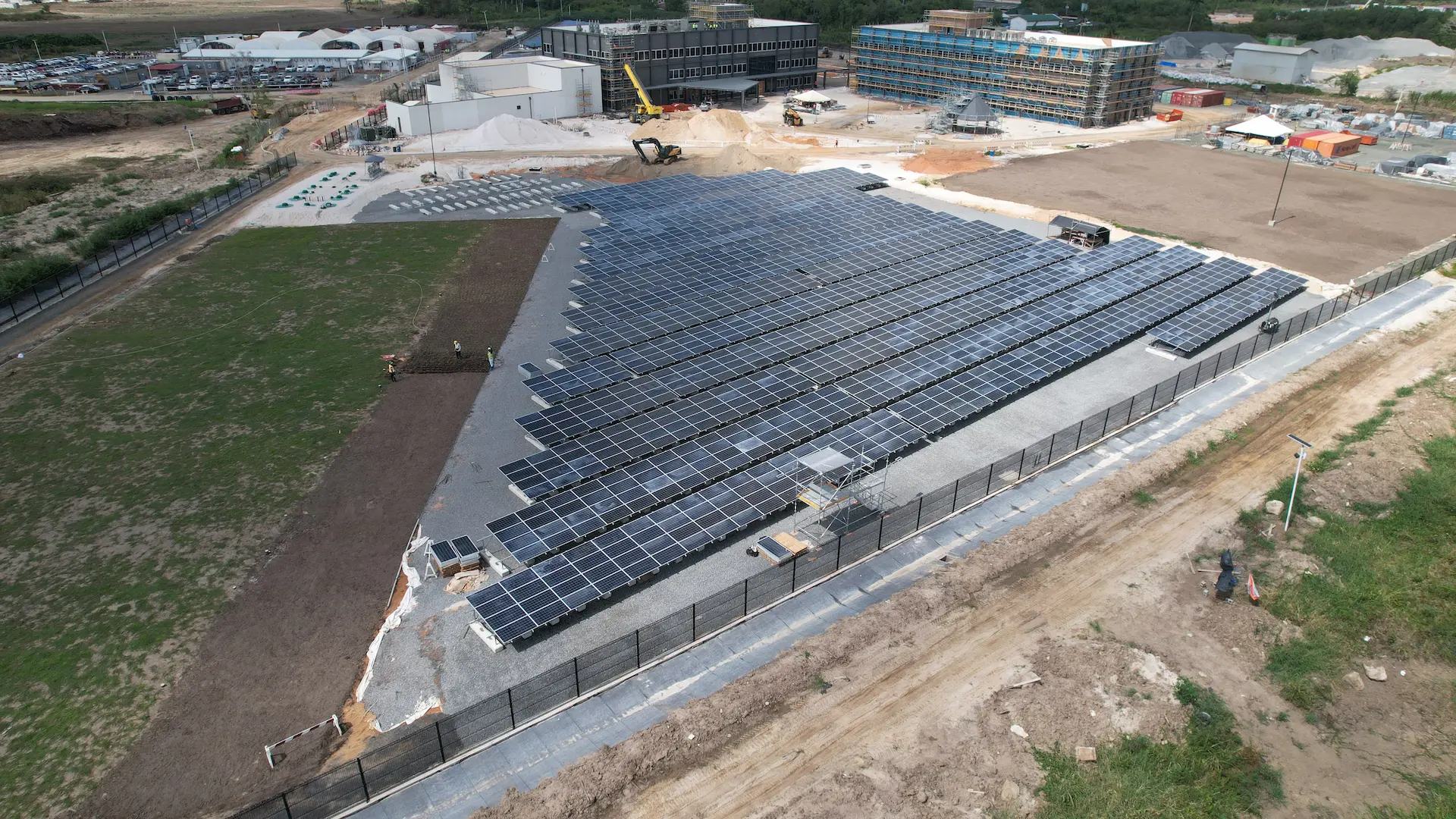 Vue aérienne d'une centrale solaire au sol