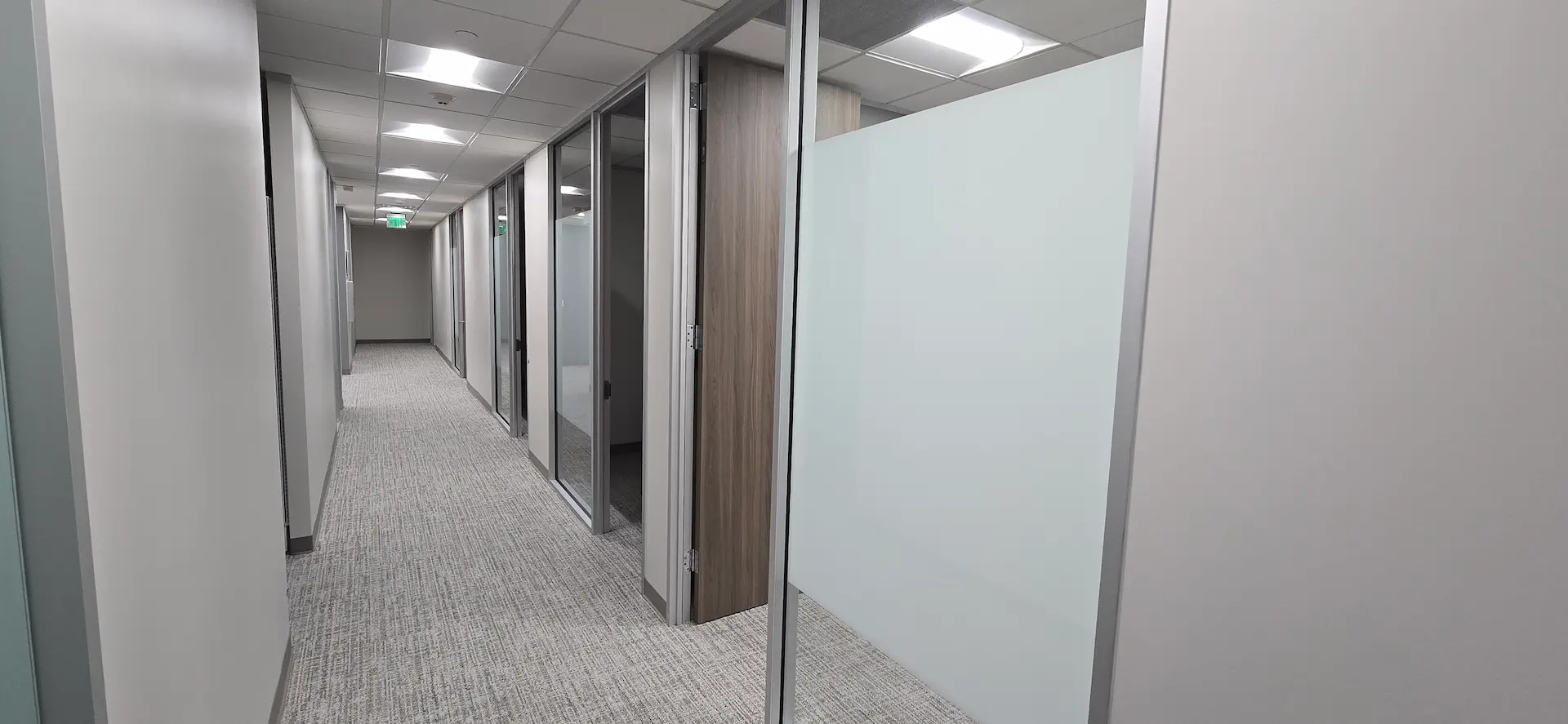 Corridor de bureaux rénové