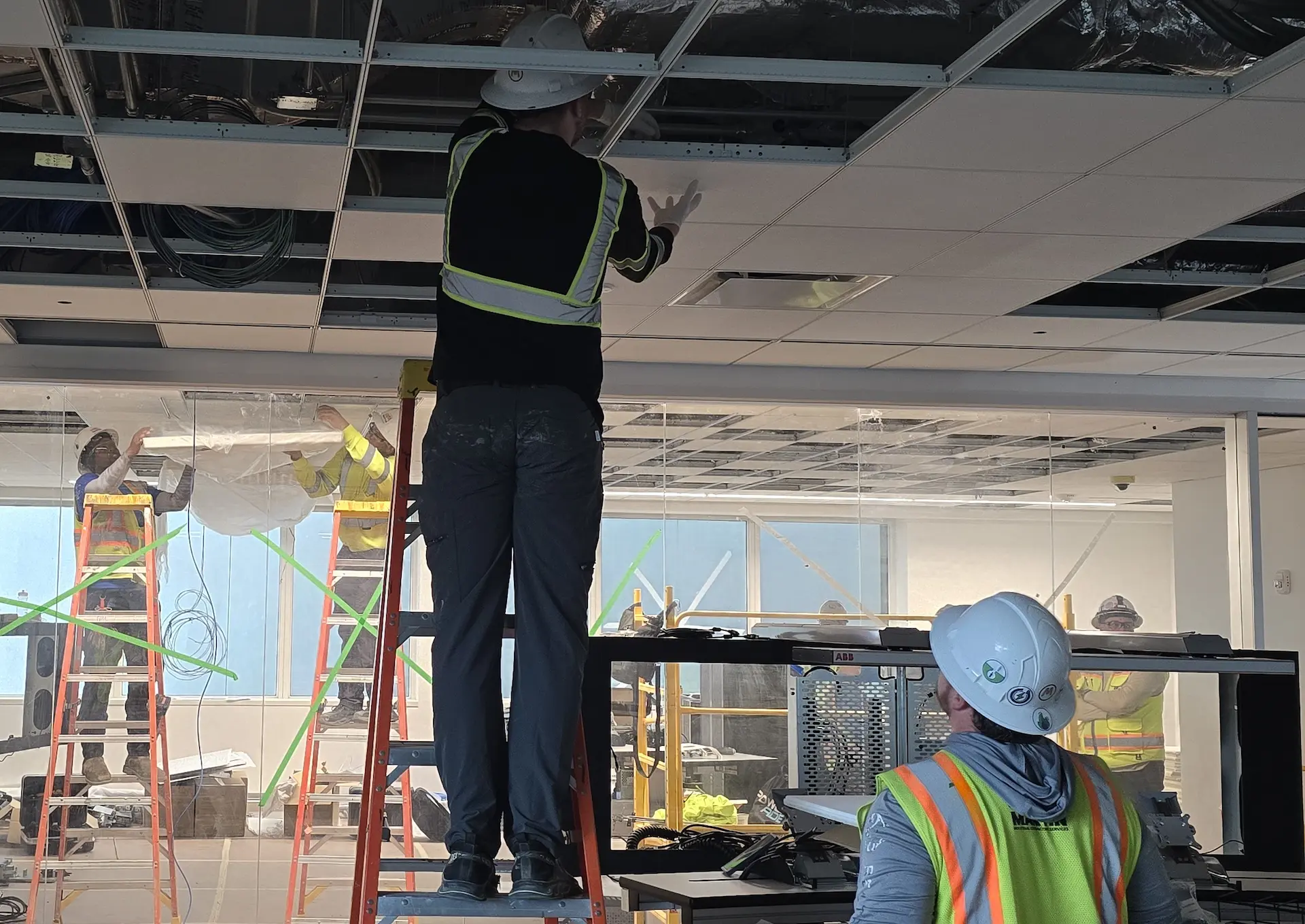 Ouvriers installant des systèmes de plafond