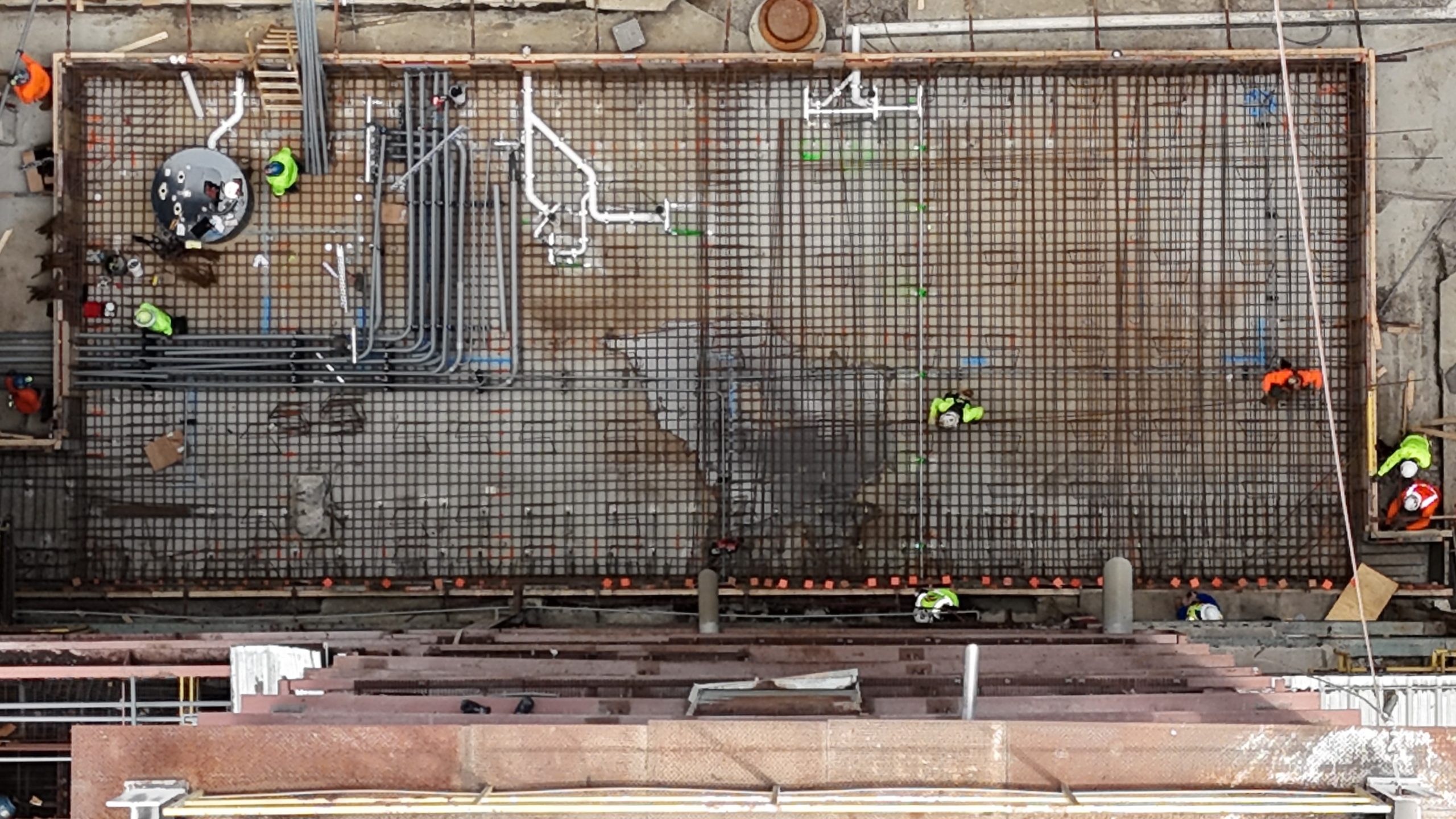 Mur en béton armé avec barres d'armature