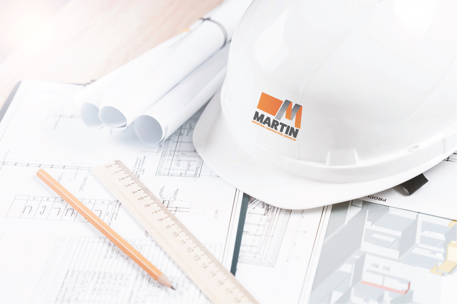 Casque de sécurité Martin ICS posé sur des plans de projet