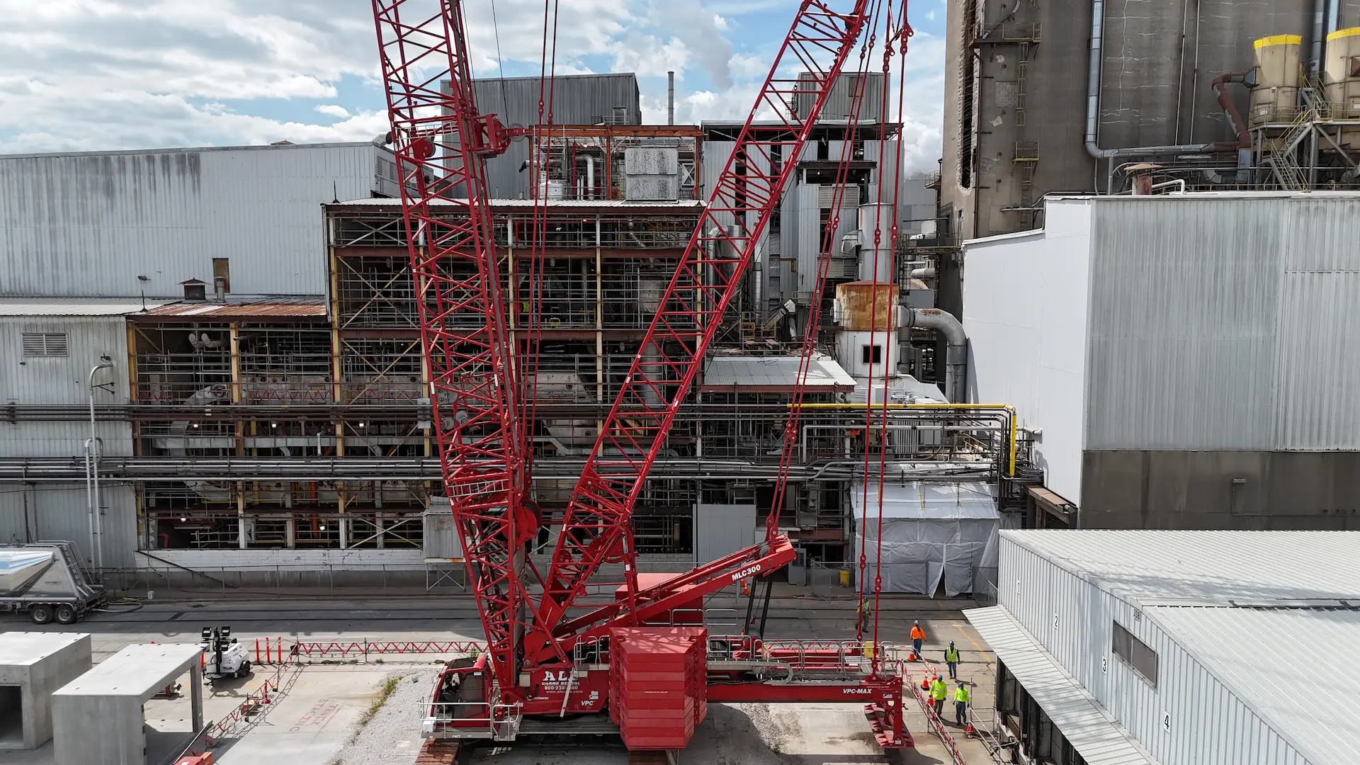Grue sur chenilles levant un module de bâtiment